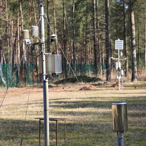 Meteorological measuring equipment on the open area of the Britz intensive monitoring site.